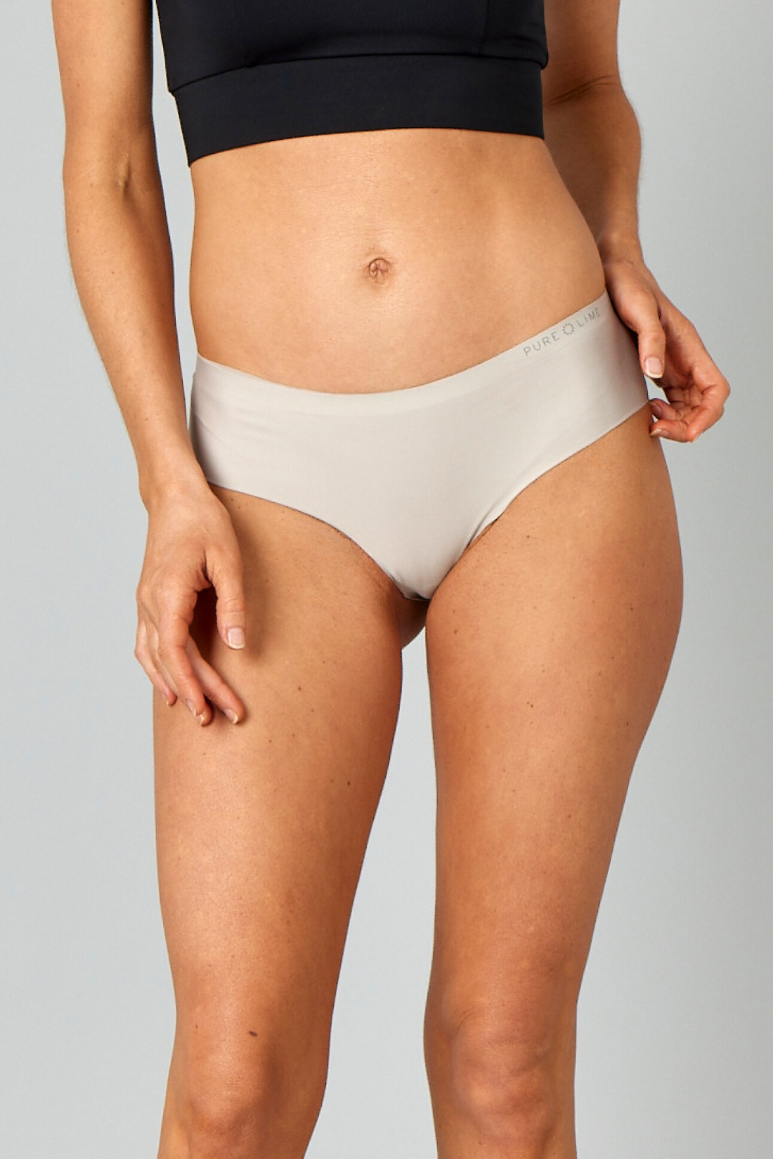 Bløde og behagelige trusser i hvid, der er usynlige under tights.