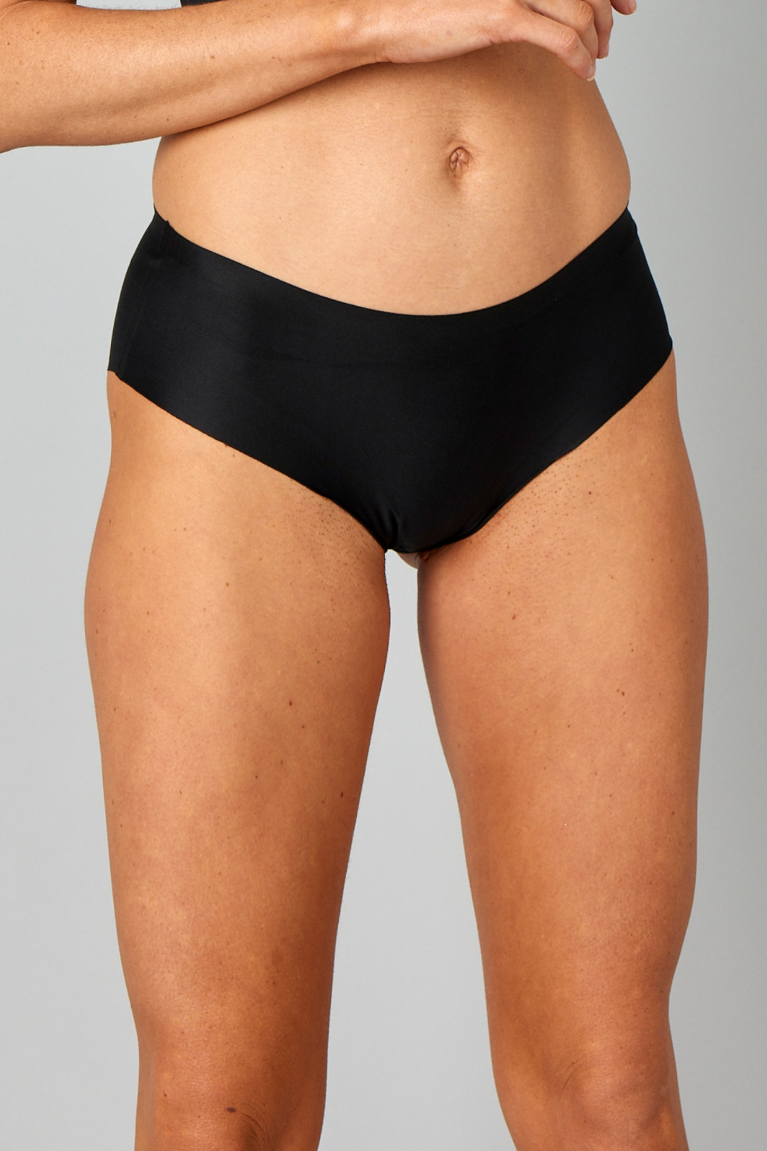 Bløde og behagelige trusser i sort, der er usynlige under tights.