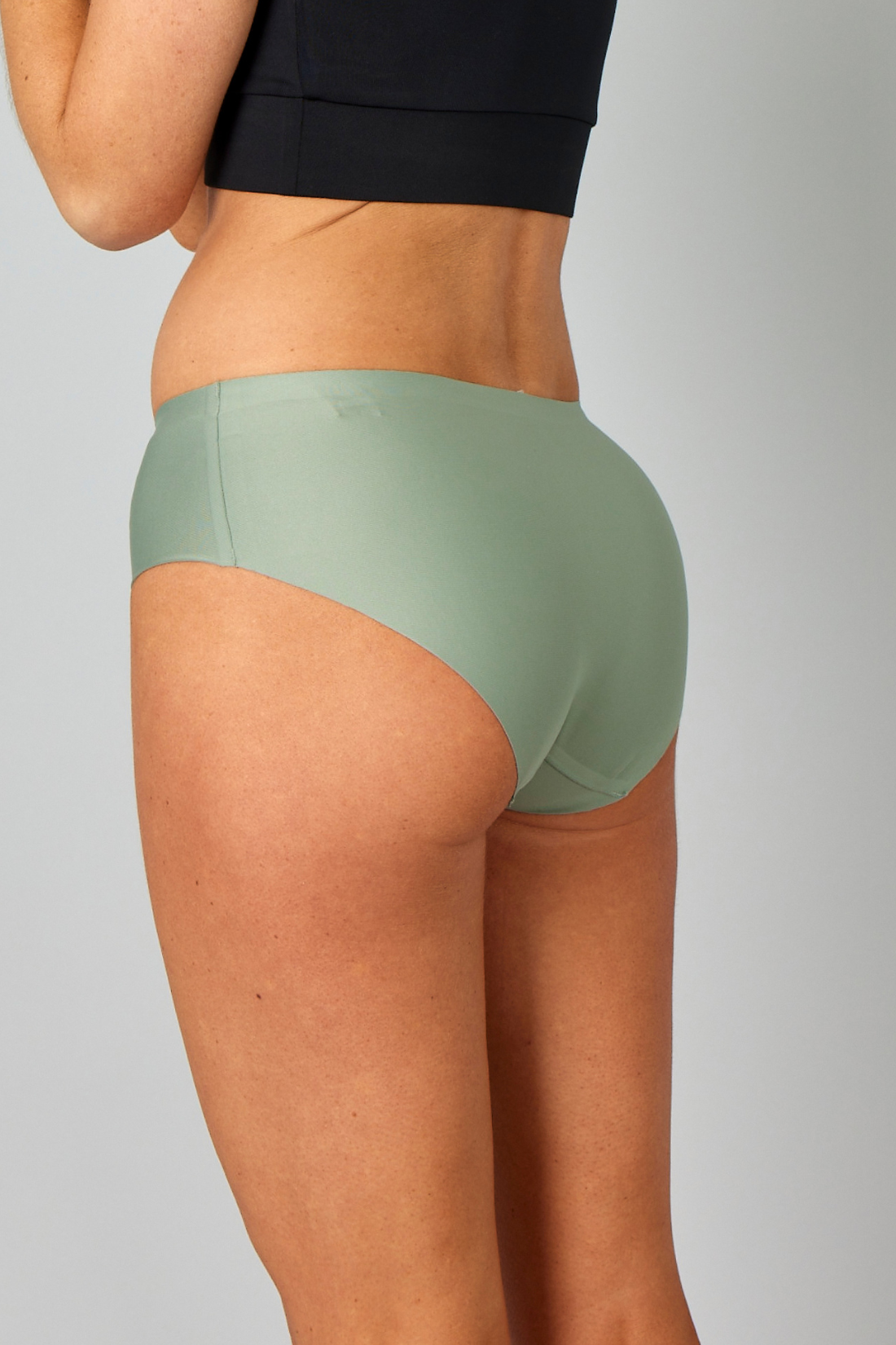 Bløde og behagelige trusser i grøn, der er usynlige under tights.