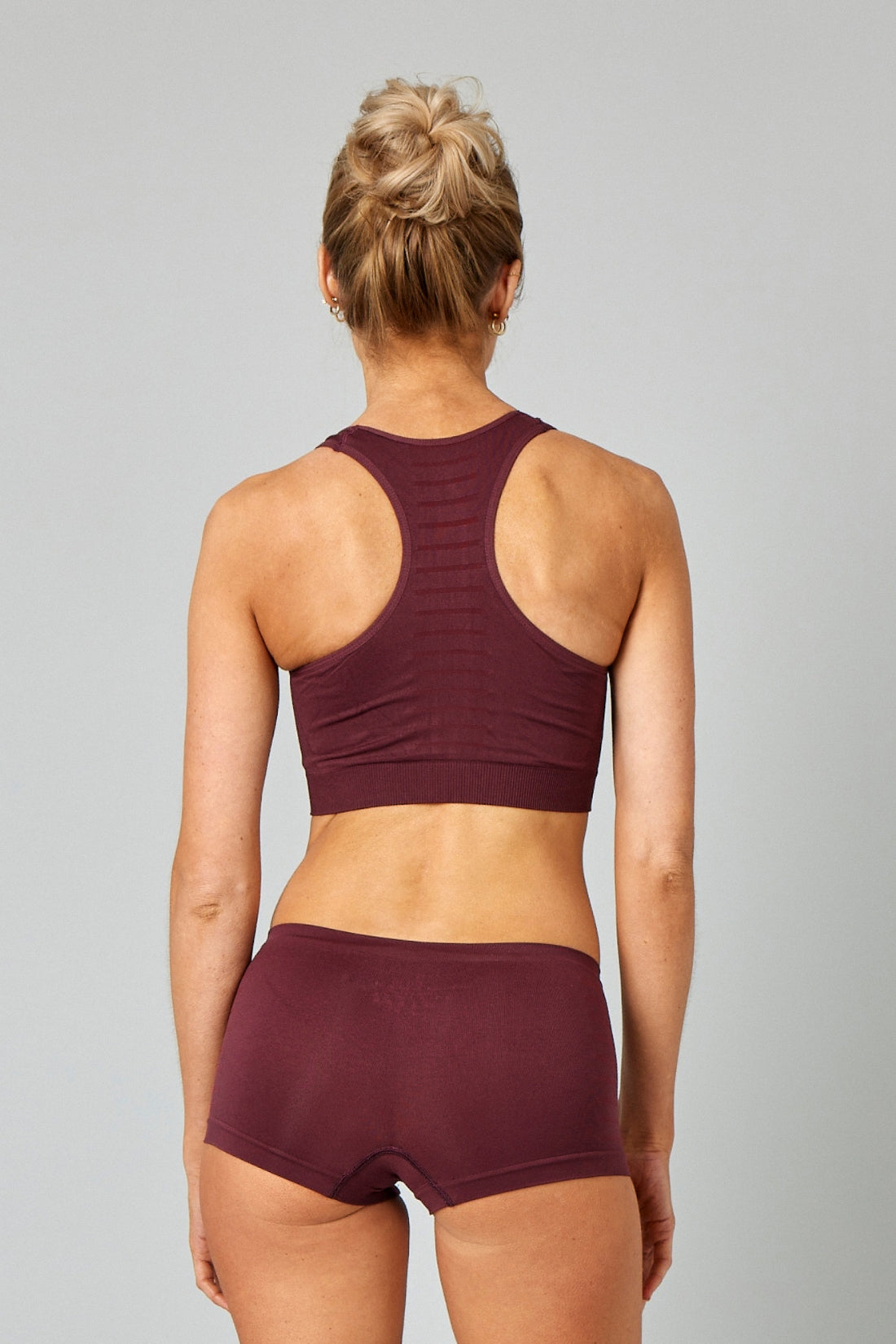 Seamless hipster i farven tawny port, lavet af blødt og strækbart materiale for en behagelig pasform.