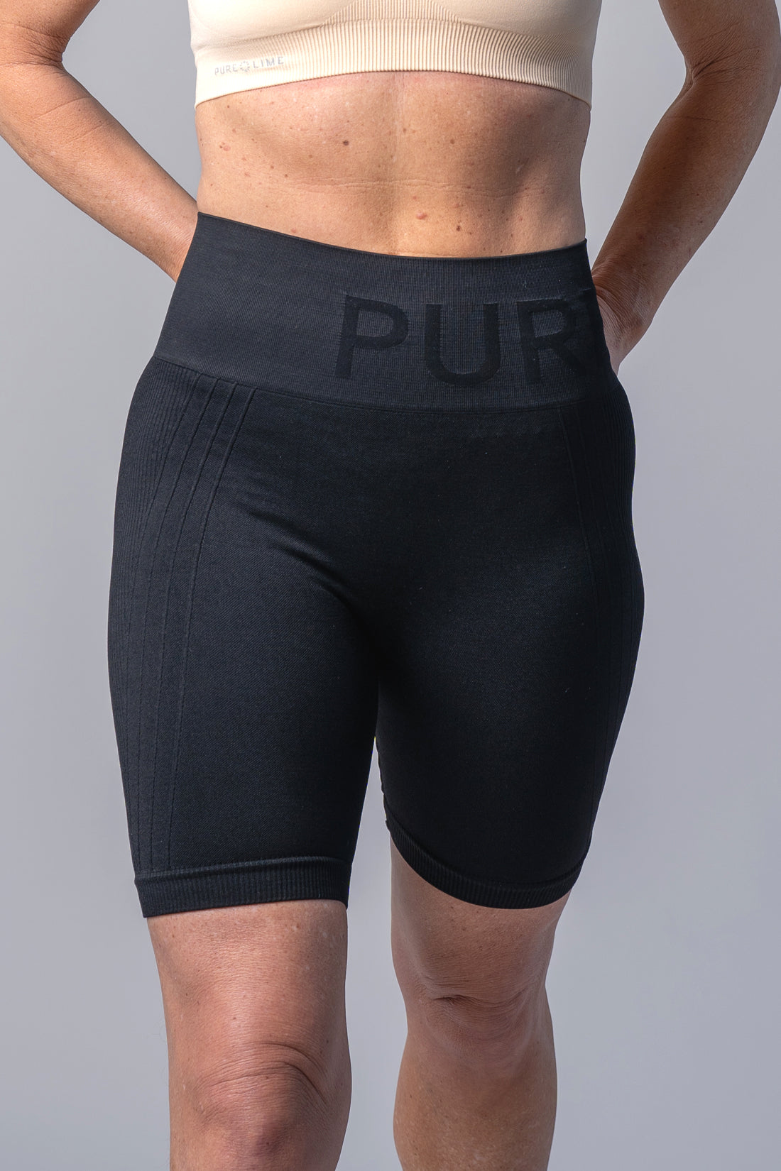 Pure Lime seamless shorts i sort er designet med 4-vejs stræk og høj talje, hvilket giver dig fuld bevægelsesfrihed og maksimal komfort.