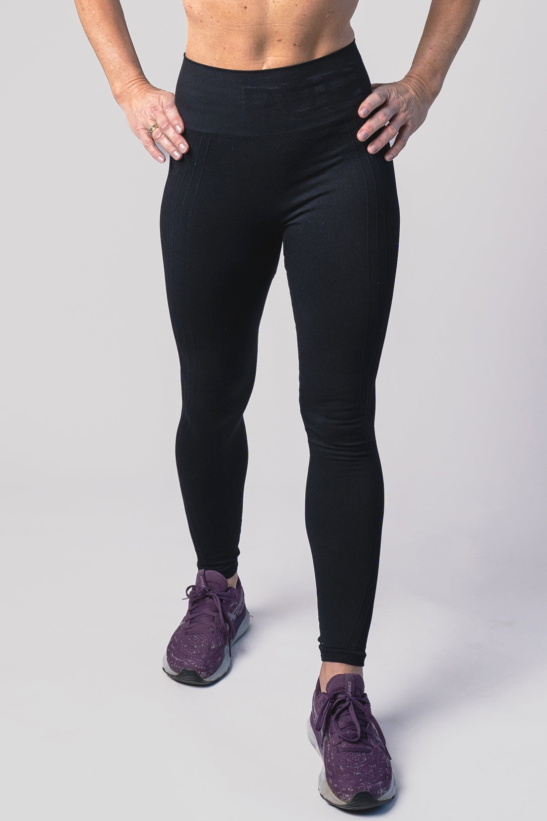 Pure Lime seamless tights i sort er designet med 4-vejs stræk og høj talje, hvilket giver dig fuld bevægelsesfrihed og maksimal komfort.