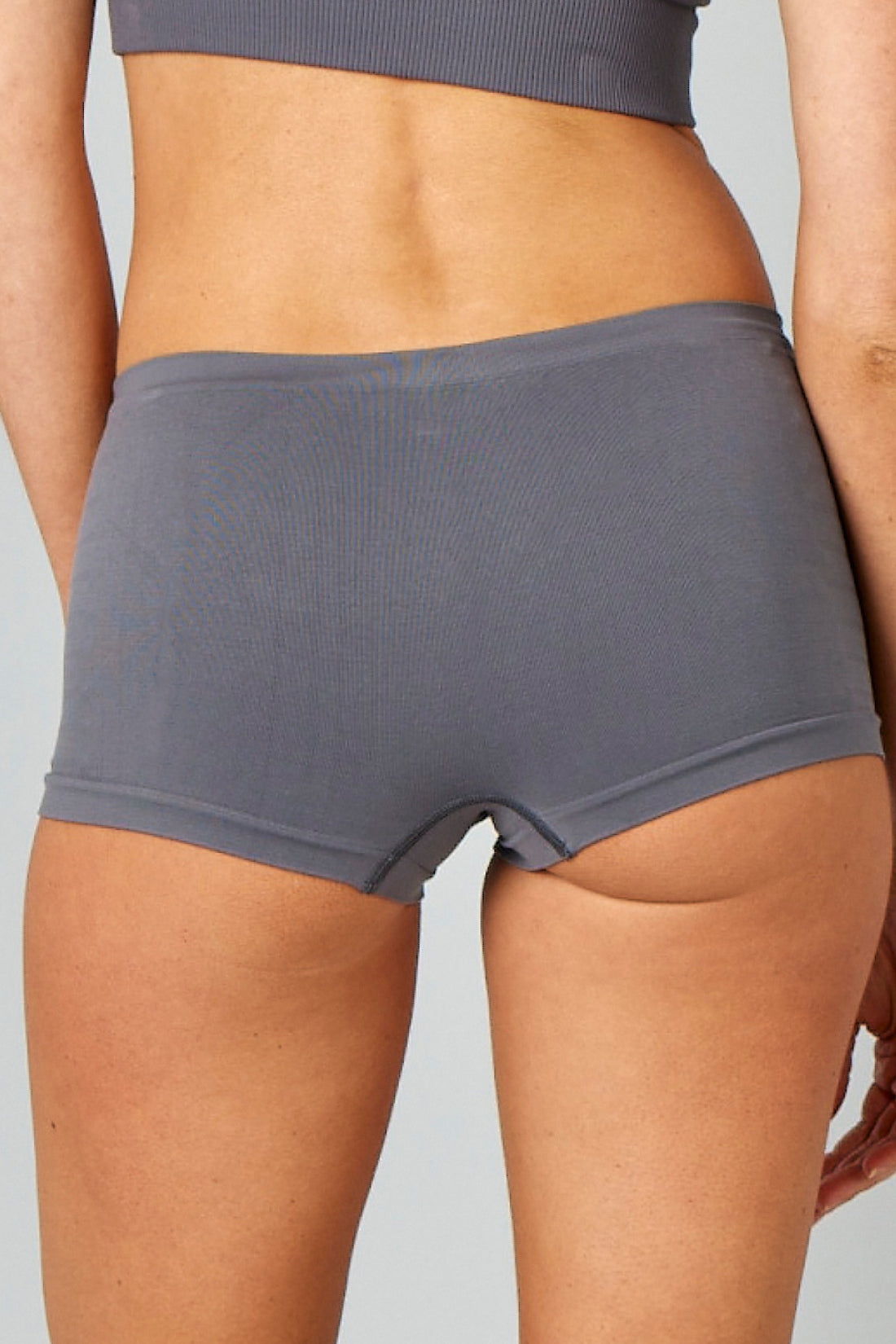 Seamless hipster i grå, lavet af blødt og strækbart materiale for en behagelig pasform.