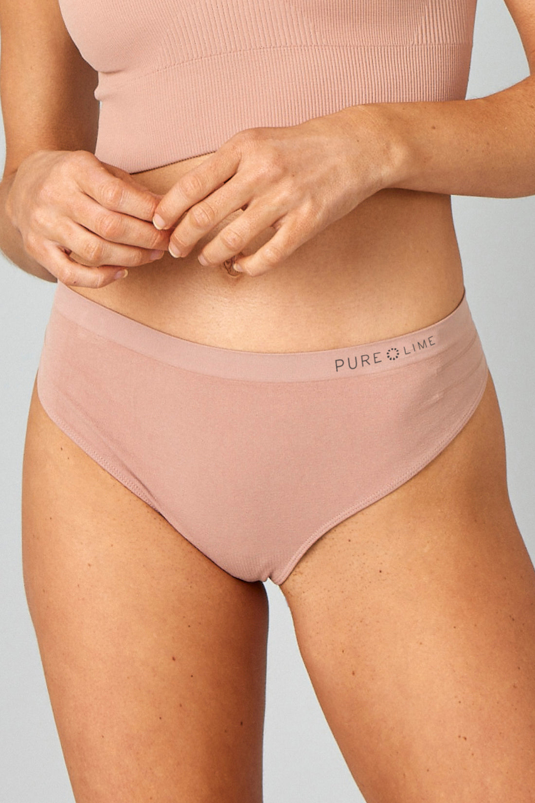 En klassisk mid-rise seamless thong i pink, som du både kan bruge til hverdag og træning.