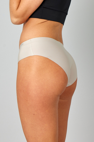 Bløde og behagelige trusser i hvid, der er usynlige under tights.