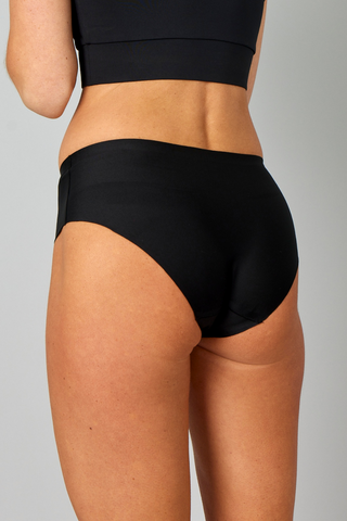 Bløde og behagelige trusser i sort, der er usynlige under tights.