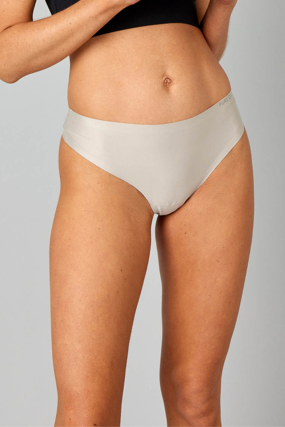 Bløde og behagelige trusser i hvid, der er usynlige under tights.