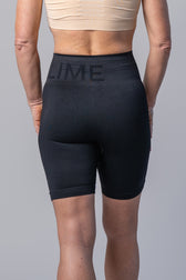 Pure Lime seamless shorts i sort er designet med 4-vejs stræk og høj talje, hvilket giver dig fuld bevægelsesfrihed og maksimal komfort. 
