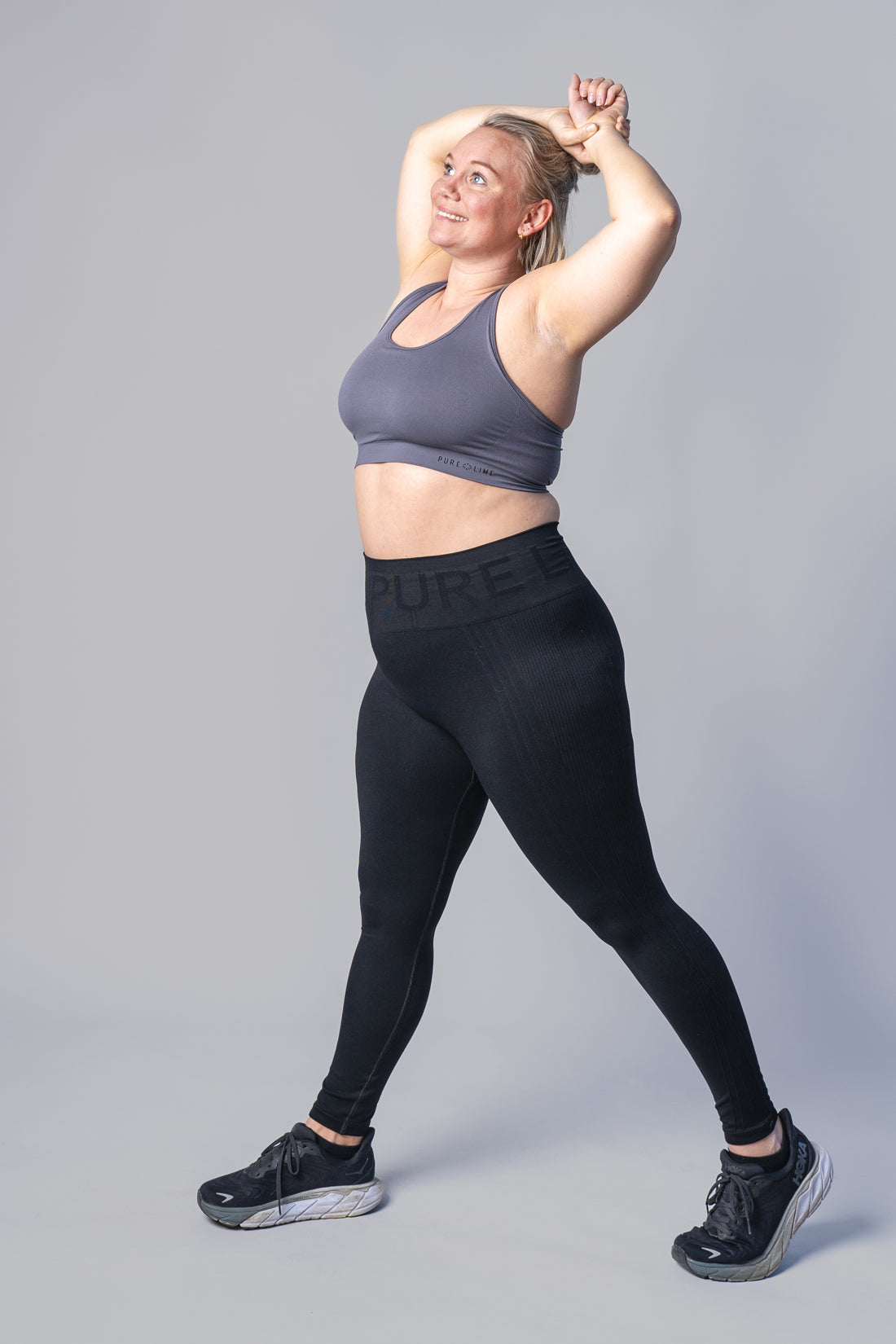 Pure Lime seamless tights i sort er designet med 4-vejs stræk og høj talje, hvilket giver dig fuld bevægelsesfrihed og maksimal komfort. 