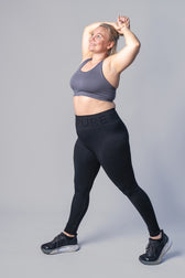 Pure Lime seamless tights i sort er designet med 4-vejs stræk og høj talje, hvilket giver dig fuld bevægelsesfrihed og maksimal komfort. 