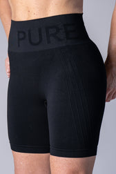 Pure Lime seamless shorts i sort er designet med 4-vejs stræk og høj talje, hvilket giver dig fuld bevægelsesfrihed og maksimal komfort. 