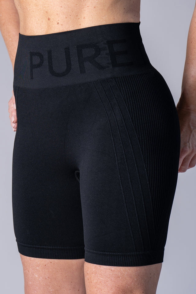 Pure Lime seamless shorts i sort er designet med 4-vejs stræk og høj talje, hvilket giver dig fuld bevægelsesfrihed og maksimal komfort. 
