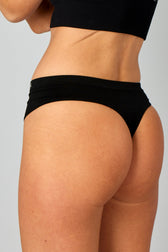 En klassisk mid-rise seamless thong i sort, som du både kan bruge til hverdag og træning.
