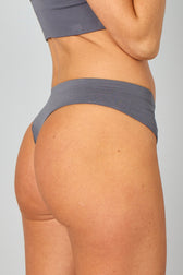 En klassisk mid-rise seamless thong i grå, som du både kan bruge til hverdag og træning.