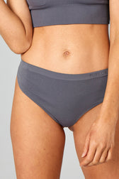 En klassisk mid-rise seamless thong i grå, som du både kan bruge til hverdag og træning.