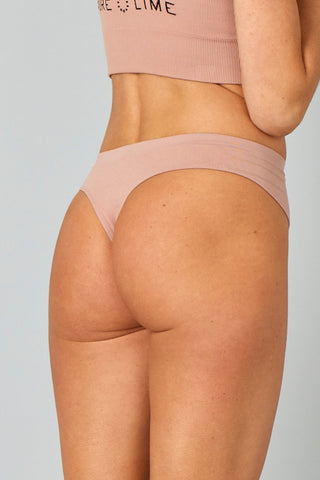 En klassisk mid-rise seamless thong i pink, som du både kan bruge til hverdag og træning.